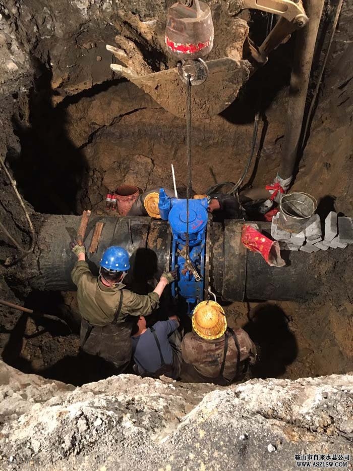冒雨連續(xù)作業(yè)　盡顯搶修人本色 