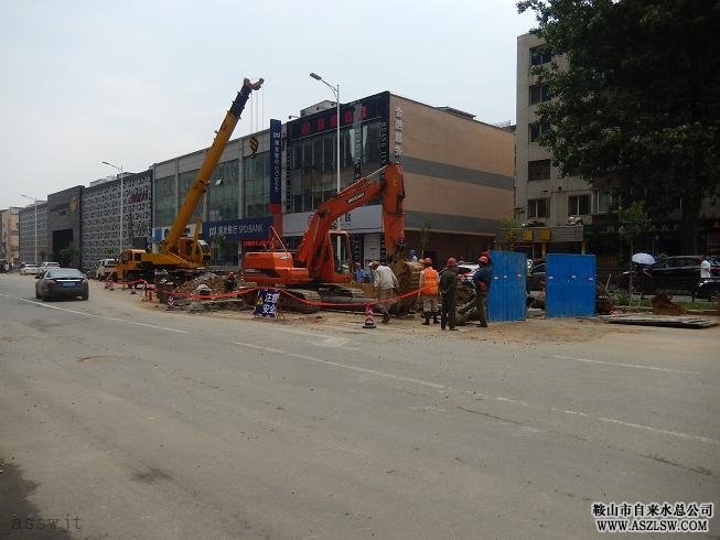 新華街供水管線改造工程順利接點