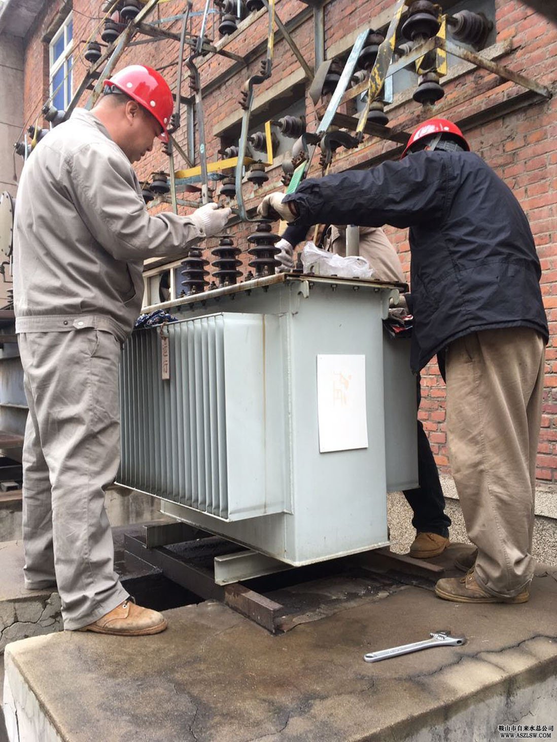 變壓器突發(fā)故障 湖南水廠(chǎng)冒雪搶修