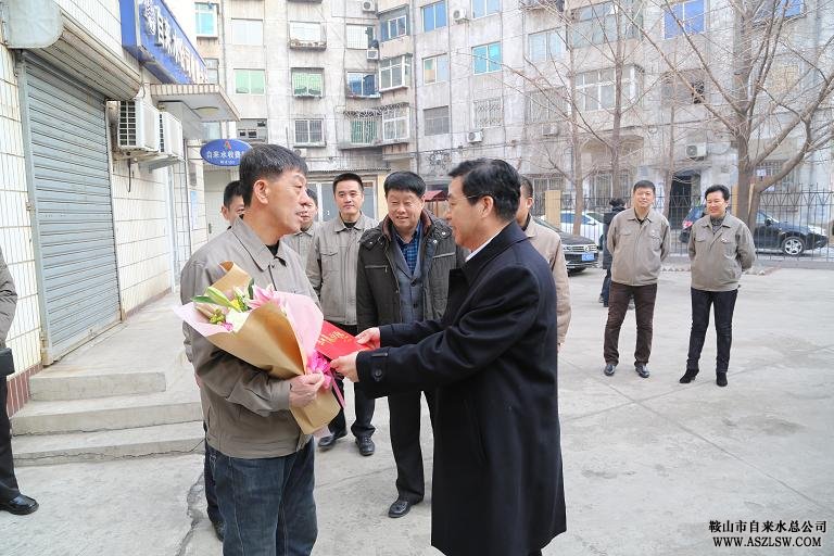 副市長(zhǎng)王忠哲走訪慰問(wèn)第五屆鞍山市道德模范對(duì)爐所維修班長(zhǎng)周旗