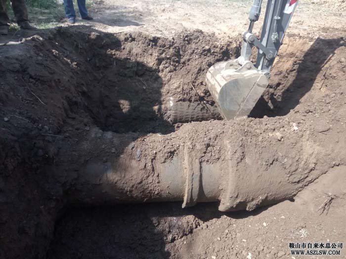 水務集團管道維修公司奮力搶修湯河響山子DN1000mm漏水管線