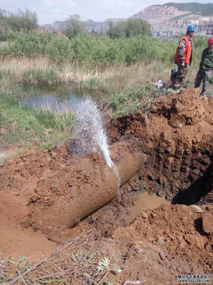 水務集團管道維修公司緊急搶修湯河胡家廟DN1000mm漏水管線 