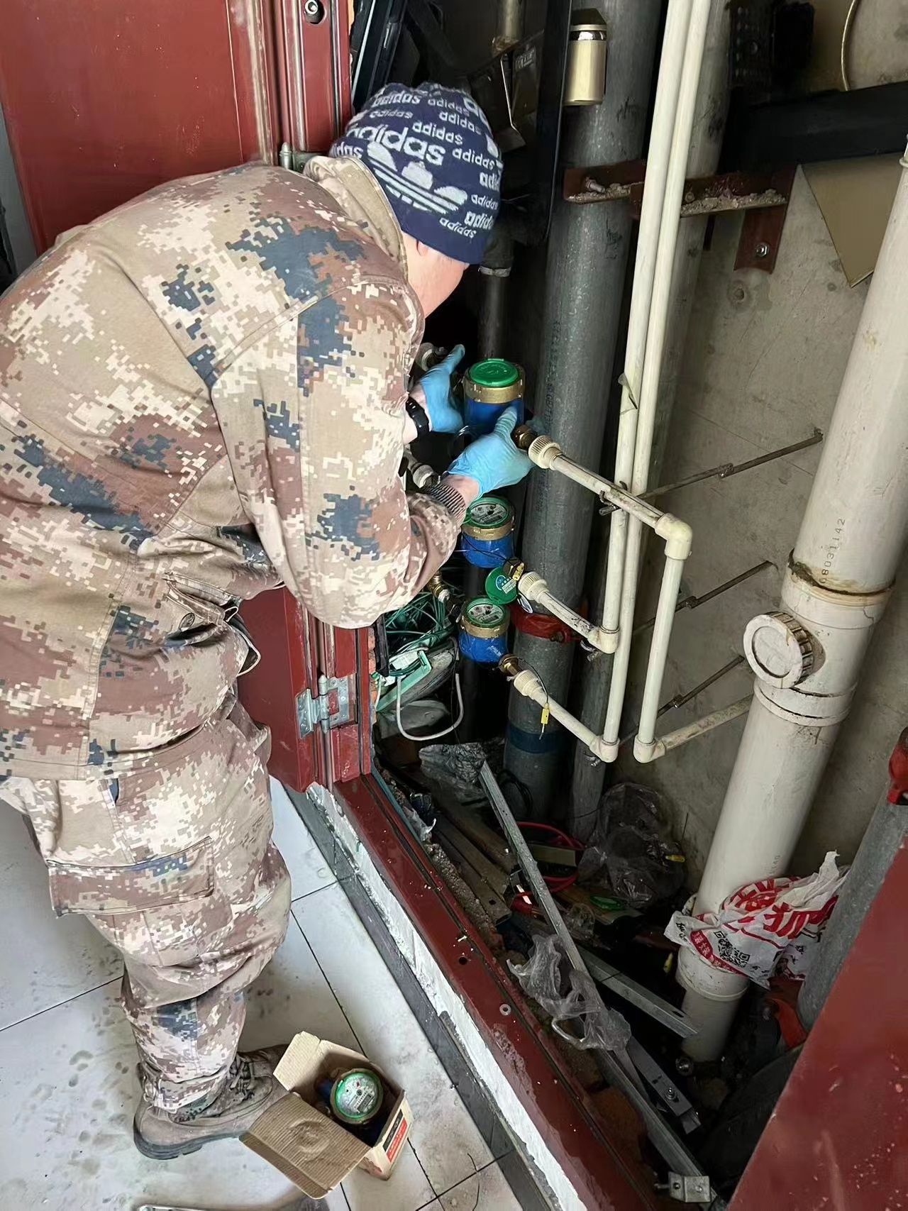 低溫致水管凍堵 水務人元旦搶修保障居民用水