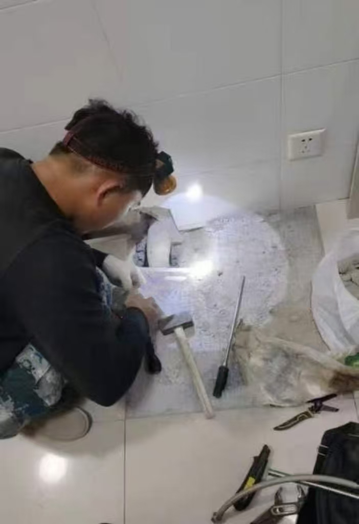 義務(wù)維修漏水管 暖心服務(wù)解民憂